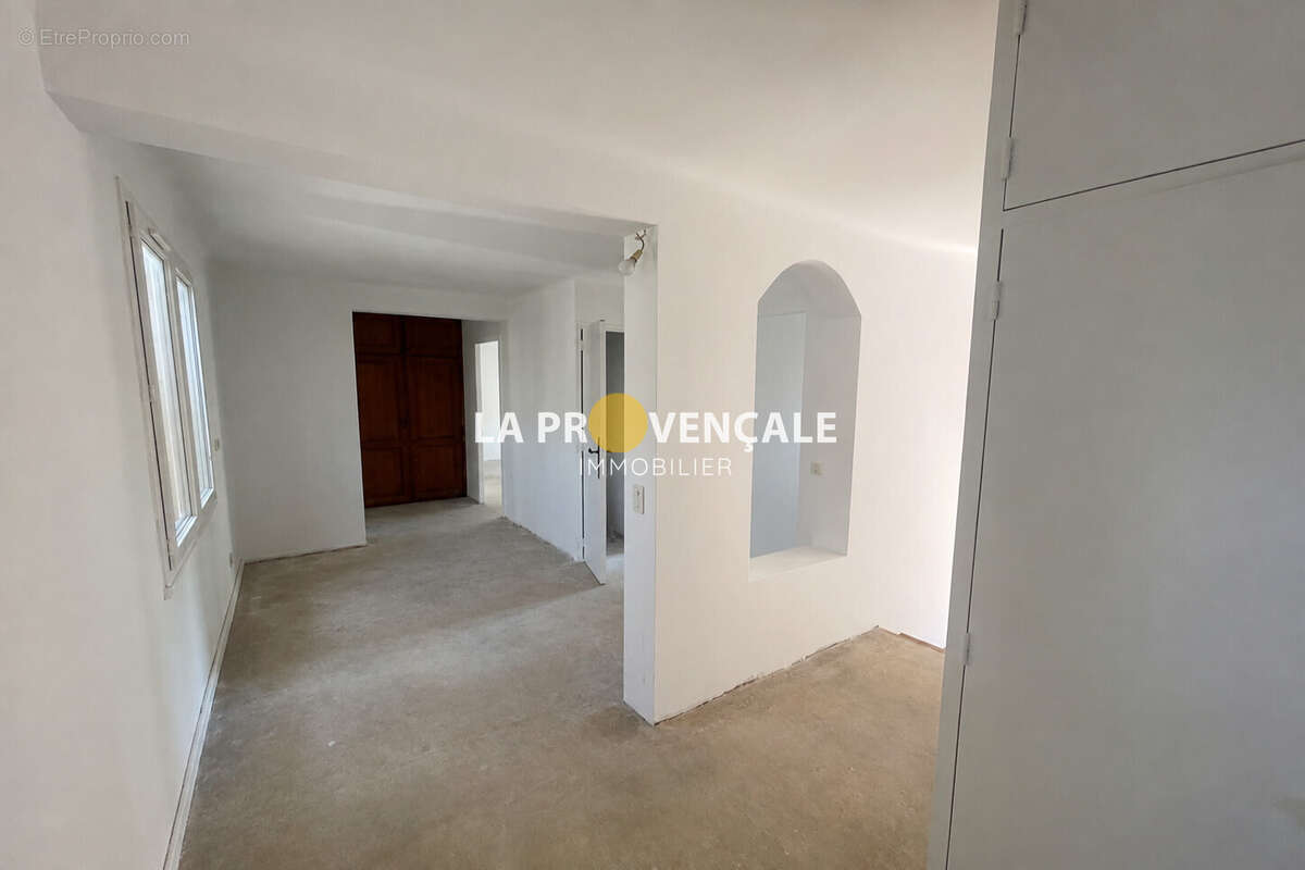 Maison 143 m² à Greasque  - photo 6