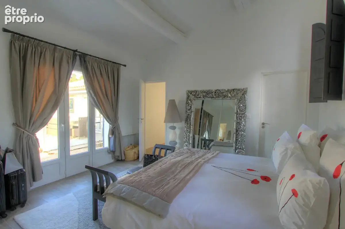 À vendre villa de 150 m² 5 pièces avec une jolie vue mer sur le golfe de saint-tropez et les collines, avec piscine et parking,  - photo 11