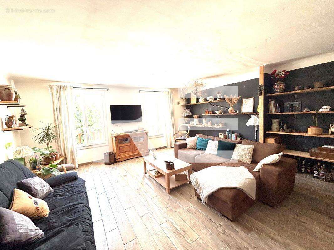 Commerce à SAINTES-MARIES-DE-LA-MER