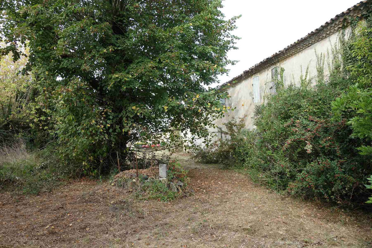 Maison en pierre à rénover entiérement - photo 2