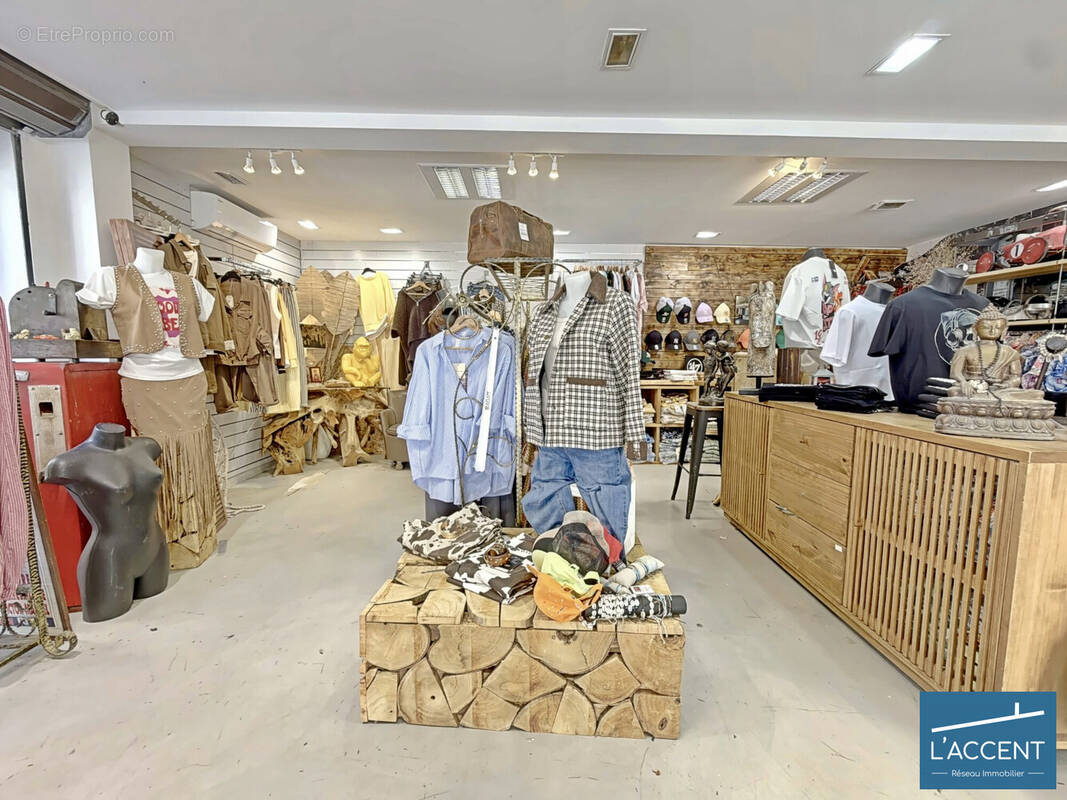 Commerce à AIGUES-MORTES