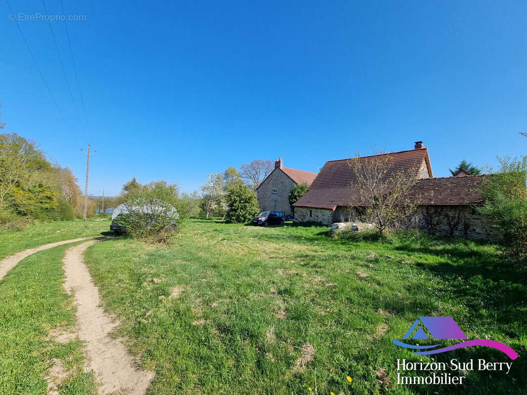 entrée de la propriété - Maison à POULIGNY-NOTRE-DAME