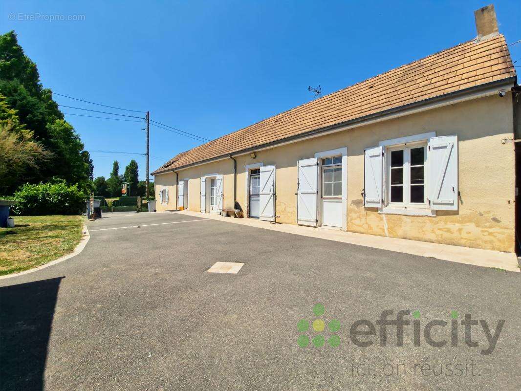 Maison à SAINT-PAVACE