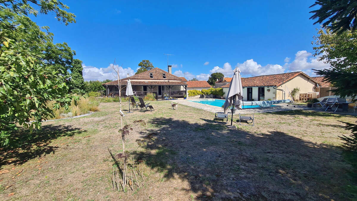 facade and garden and pool - Maison à SAINT-ROMAIN