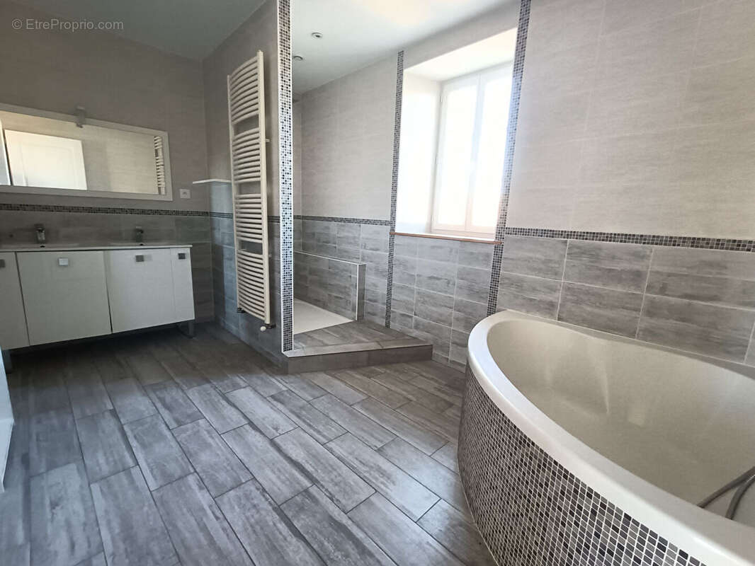 Maison à LES NOUILLERS