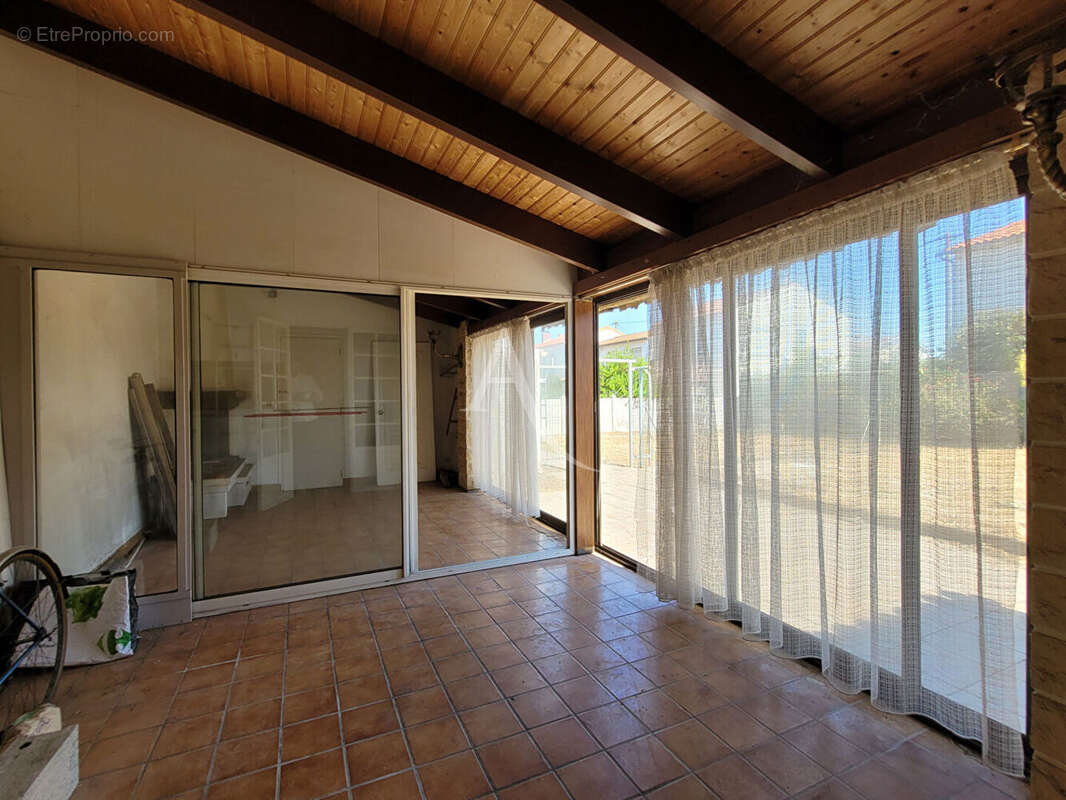 LA ROCHELLE - Quartier Saint-Eloi, Terrain avec dépendances et garage - photo 4