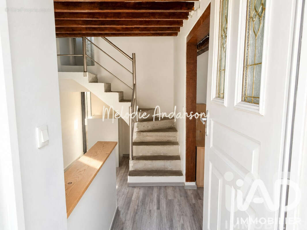 Maison 67 m² à Saint-Jean-Les-Deux-Jumeaux  - photo 2