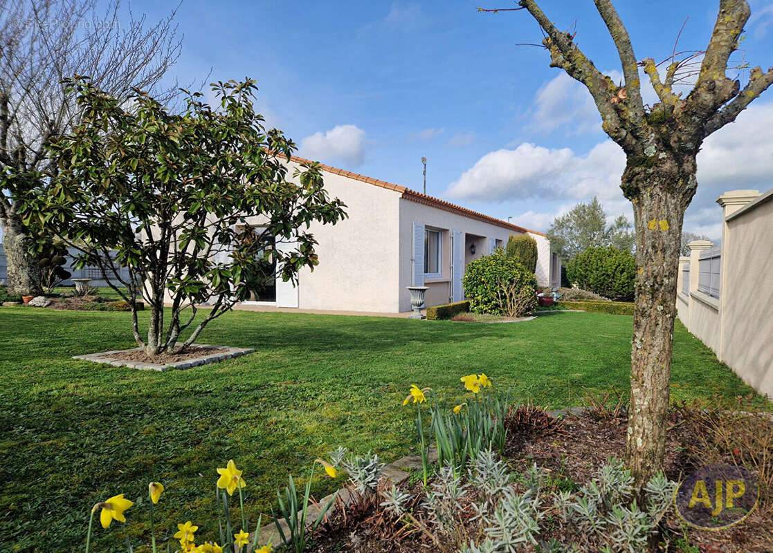 Maison à CUGAND