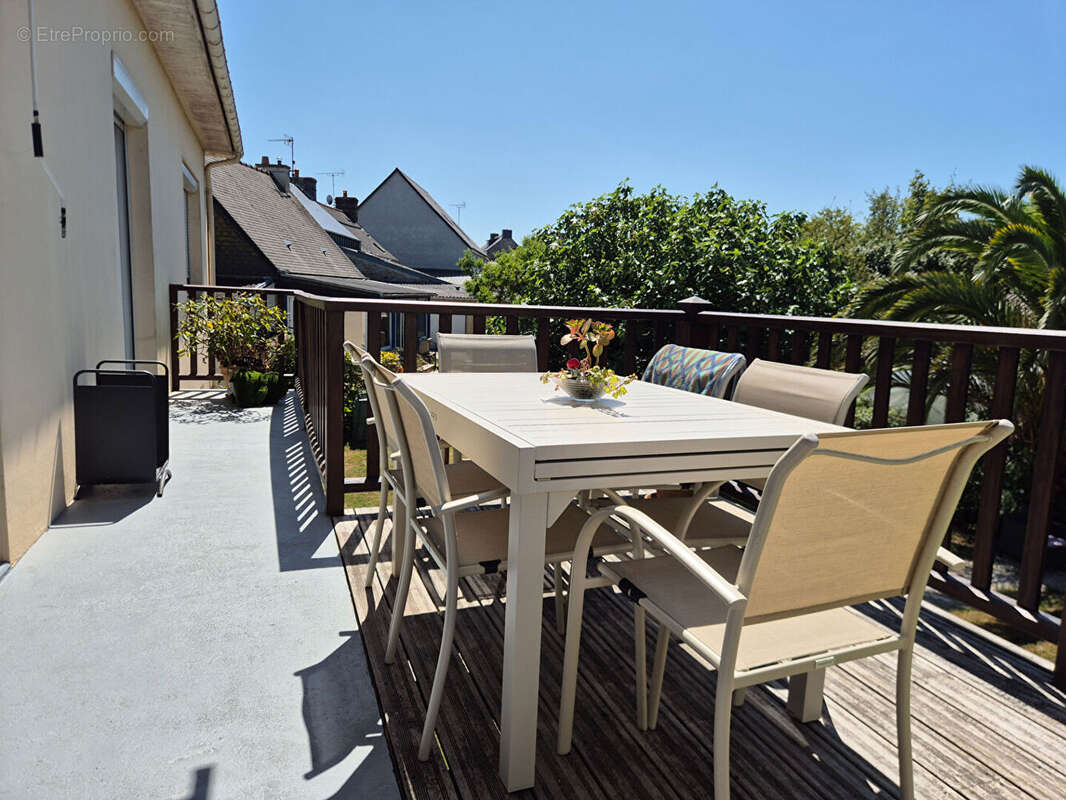 Superbe pavillon avec terrasse surélevée à deux pas du bourg ! - photo 13