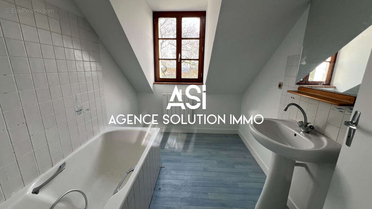 Maison à CRENNES-SUR-FRAUBEE