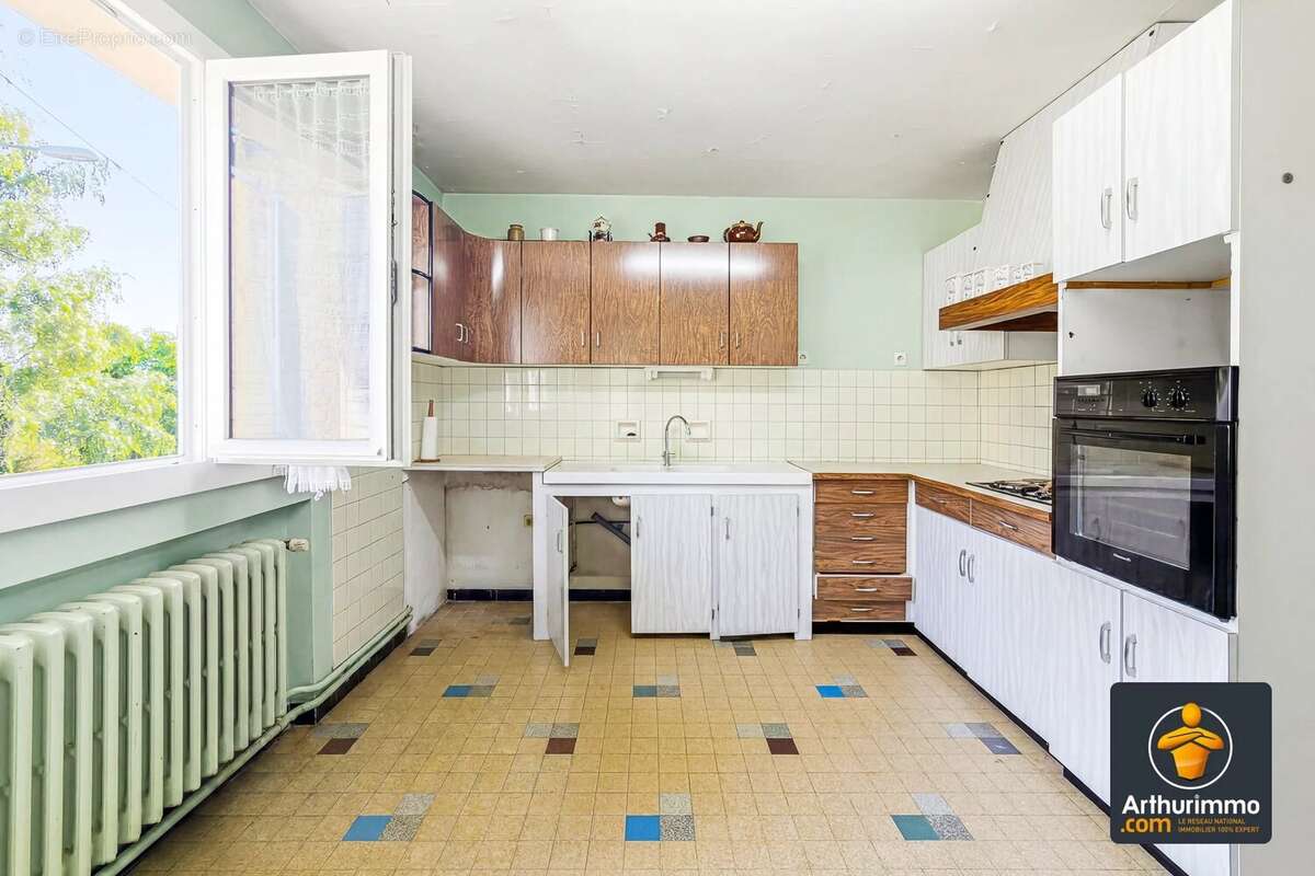 « Maison de village familiale avec terrasse, véranda, combles aménageables et double garage » - photo 5