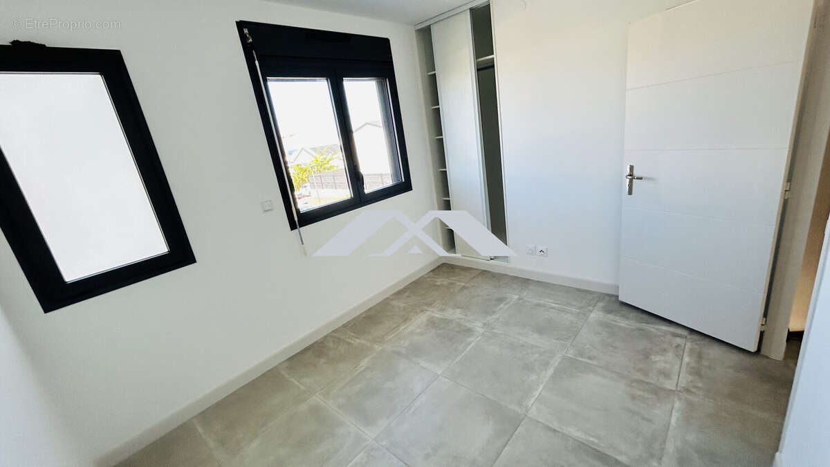 CHAMBRE 2 - Maison à SAINT-PIERRE