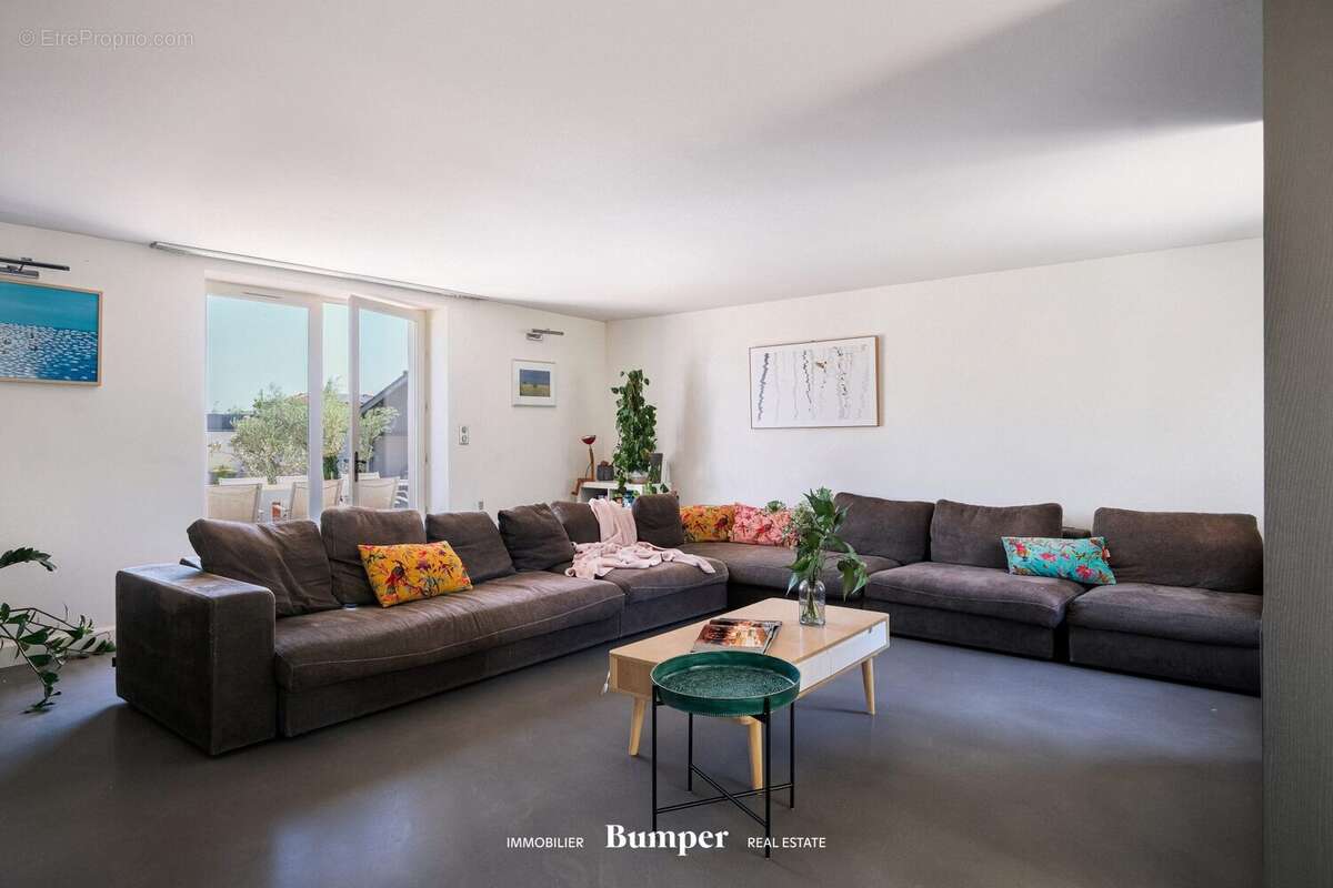Maison 267 m² à Saint-Genis-Les-Ollieres  - photo 3