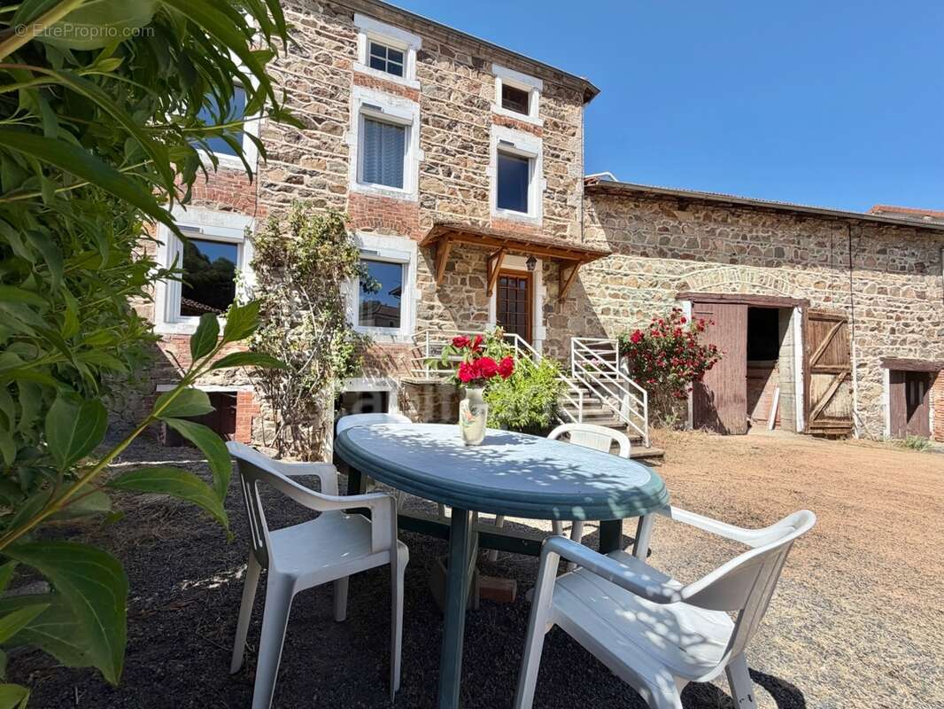 Maison de bourg de 100 m2, 3 chambres, terrain attenant de 371 m2 + 2450 m2 indépendant, 200 m2 de dépendances, caves, fibre opt - photo 2