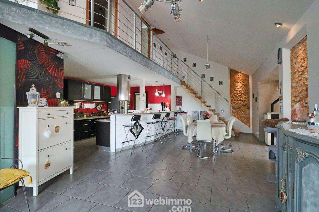 Maison de 134 m2 avec entrée par la pièce de vie, - Maison à MARIGNY-CHEMEREAU