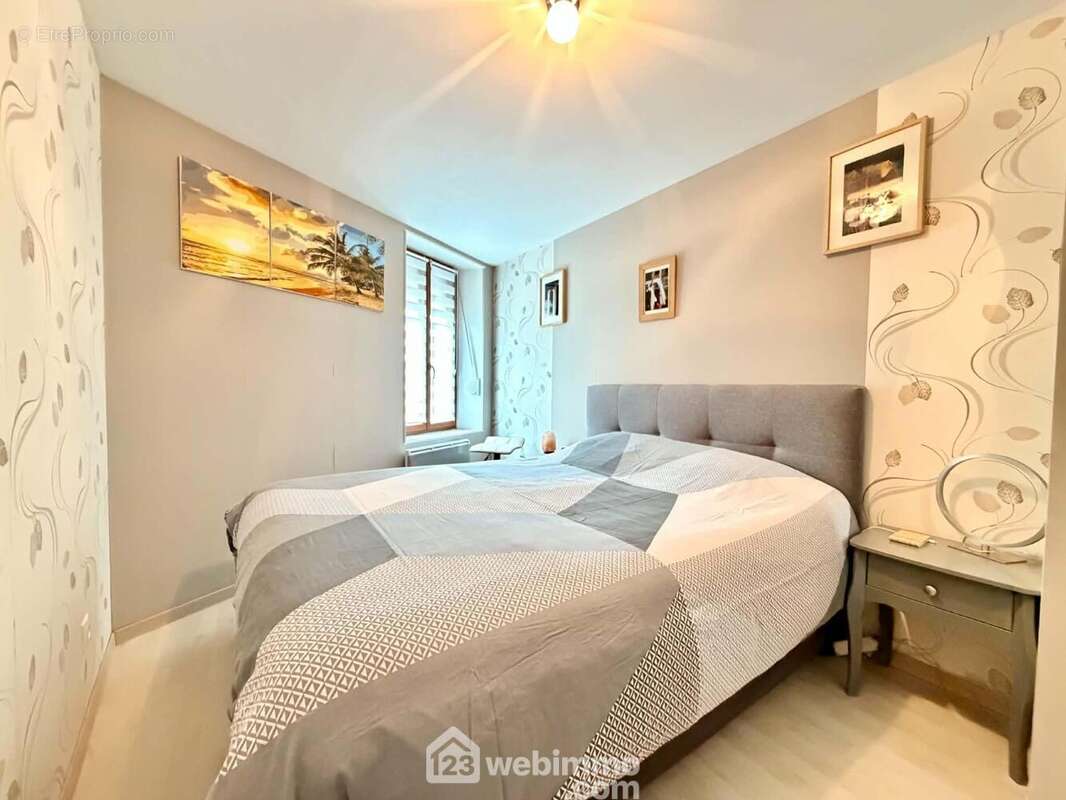 Belle chambre offrant un espace confortable et agréable