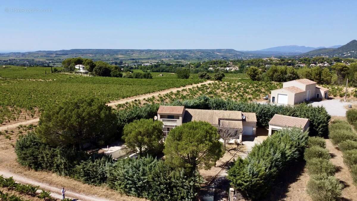 Villa avec dépendances au milieu des vignes à Gigondas - photo 3