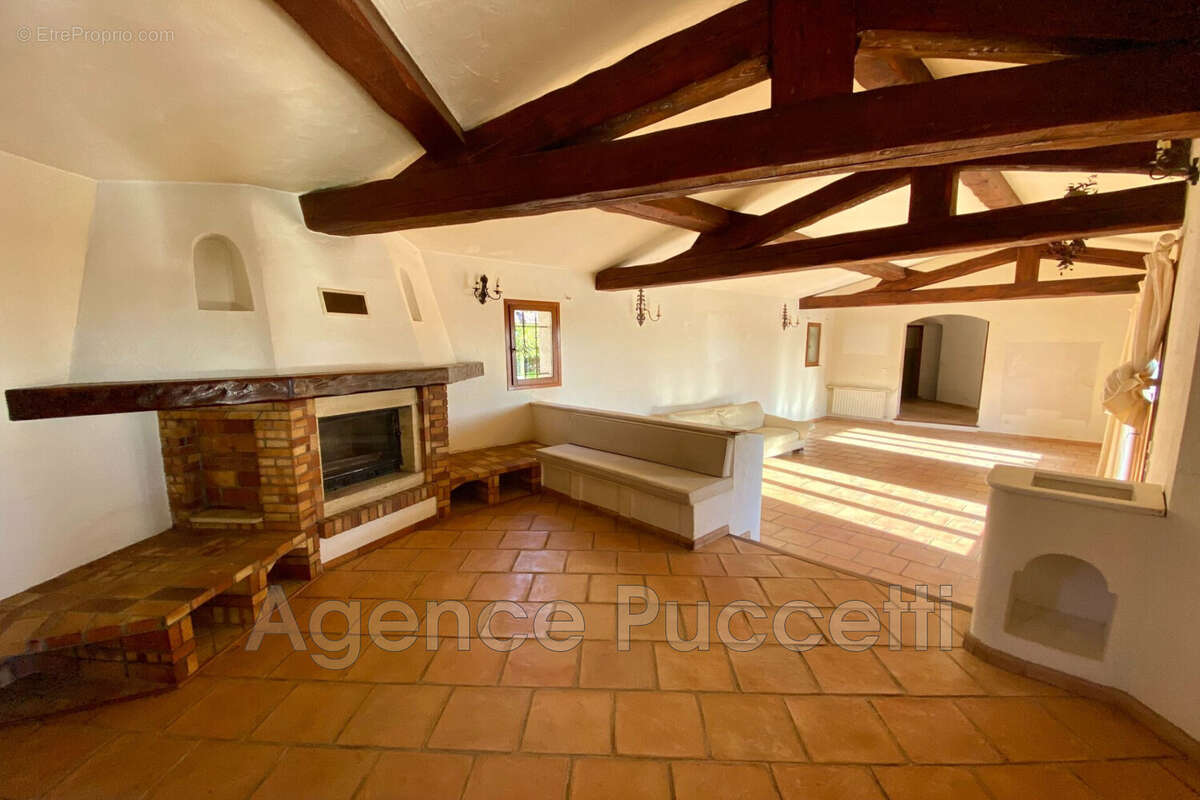 Maison à TOURRETTES-SUR-LOUP