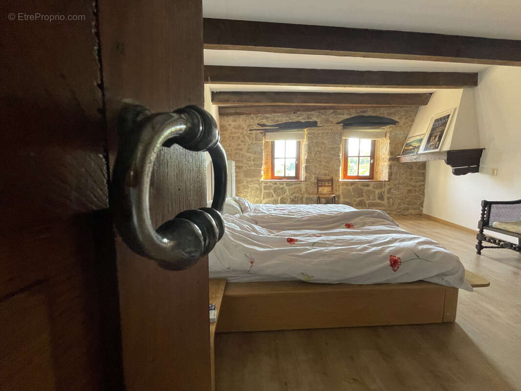 Bâtisse en pierre avec 4.1ha 326 m2 - photo 11
