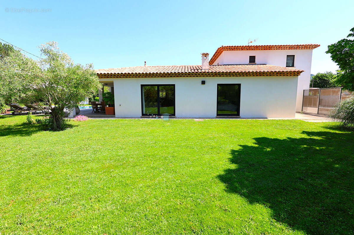 Maison à SAINT-CEZAIRE-SUR-SIAGNE