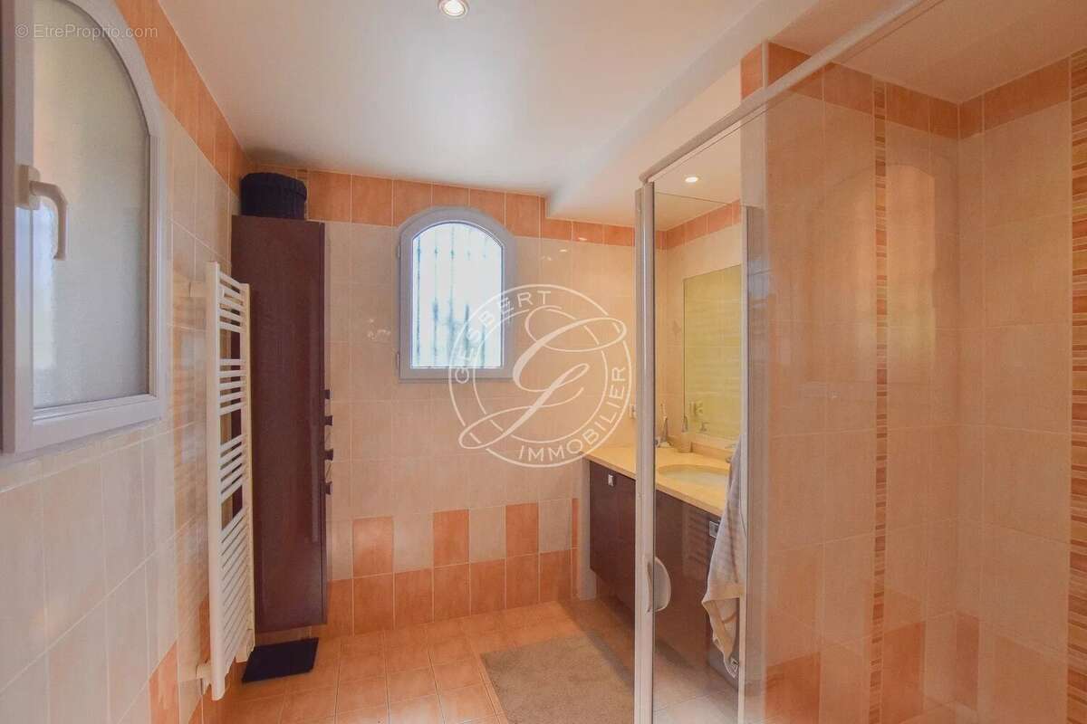 A VENDRE - FLAYOSC très belle villa avec vue dominante et piscine - photo 19