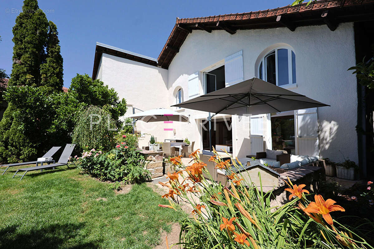 Maison de caractère avec piscine et dépendances - photo 2