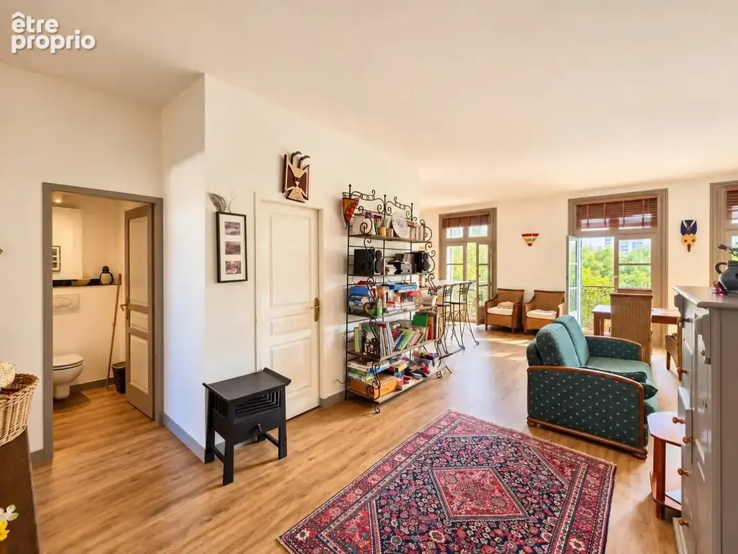 Dans une petite copropriété très bien entretenue, découvrez cet appartement haussmannien T3 traversant - photo 4