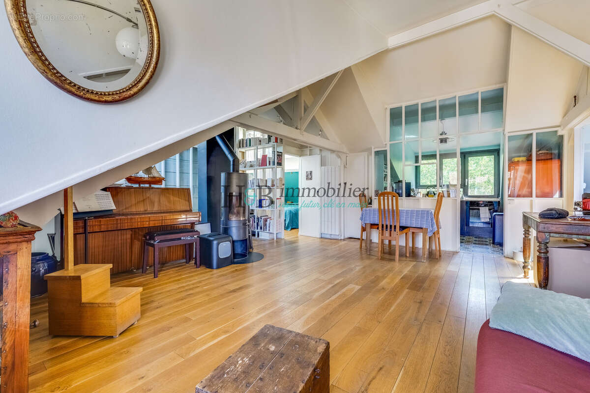 Appartement à LES LILAS