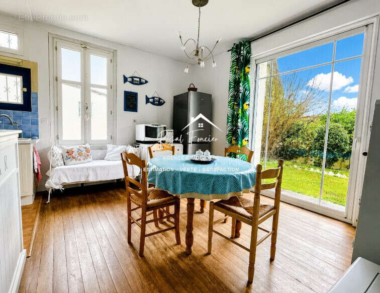 Coin repas de la cuisine - Maison à CHATELLERAULT