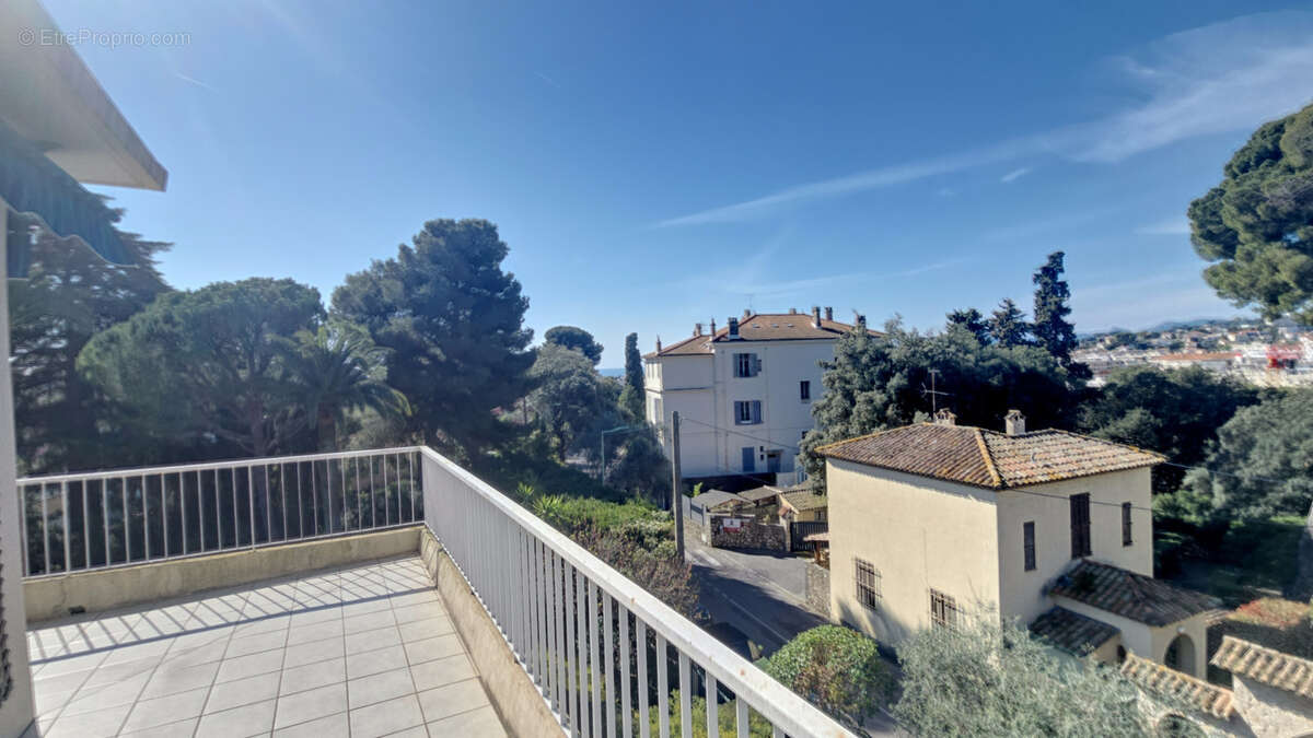 LE CANNET à vendre 4 pièces de 112 m2 en dernier étage avec terrasses cave et garage - photo 4