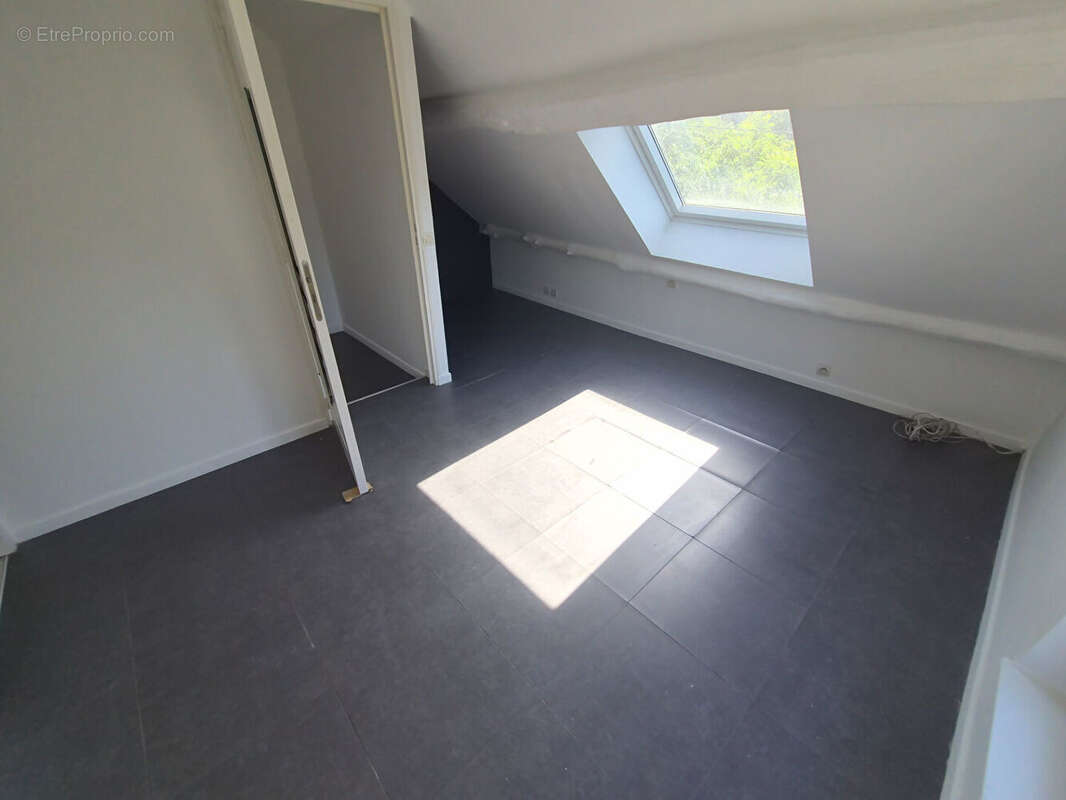 Maison sur terrain de 850 m² + terrain boisé de 1 020 m² - photo 8