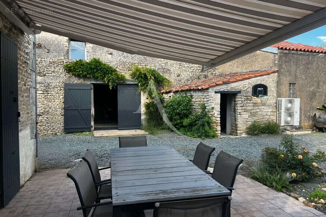 Maison à VOUILLE-LES-MARAIS