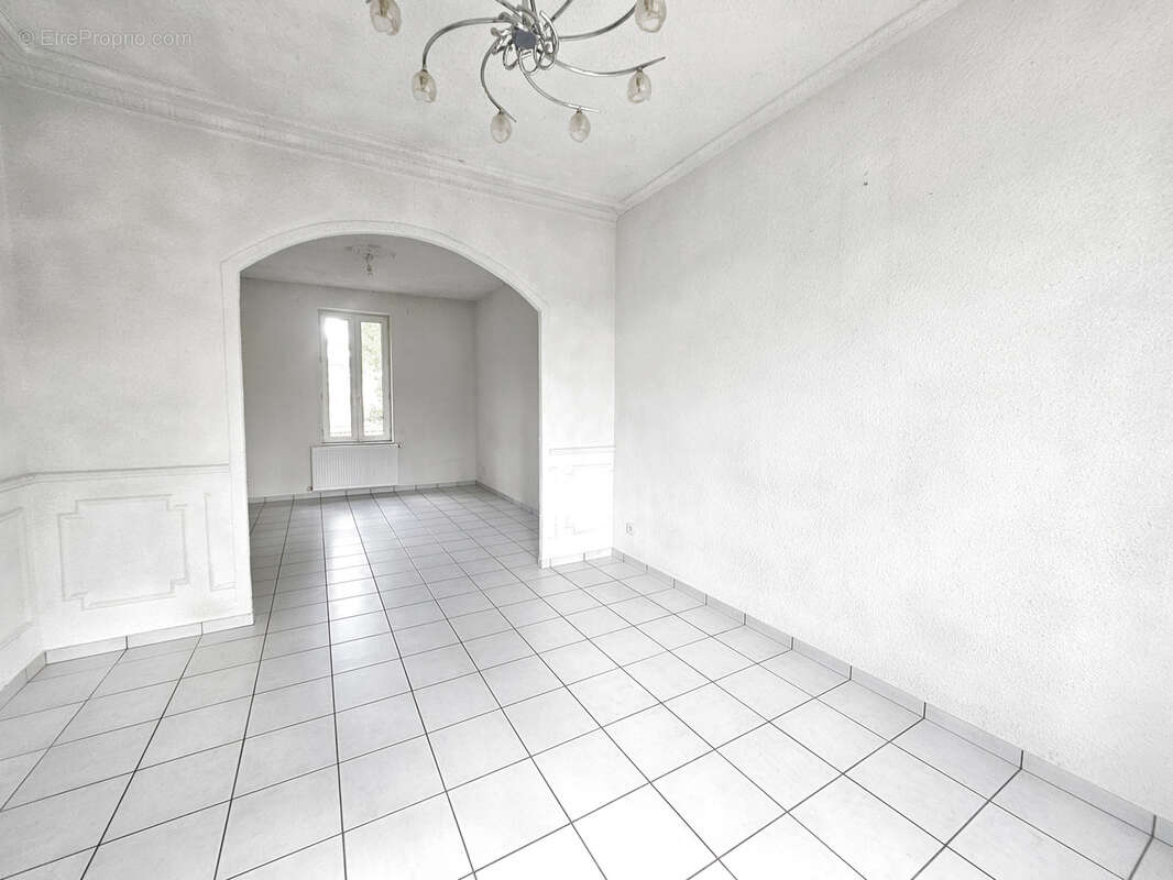 À VENDRE   Charmante Villa T4 de 122 m2 avec sous-sol complet et terrain arboré de 665 m2 ! - photo 6