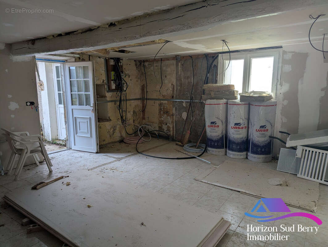 Séjour / cuisine à aménager - Maison à CROZON-SUR-VAUVRE