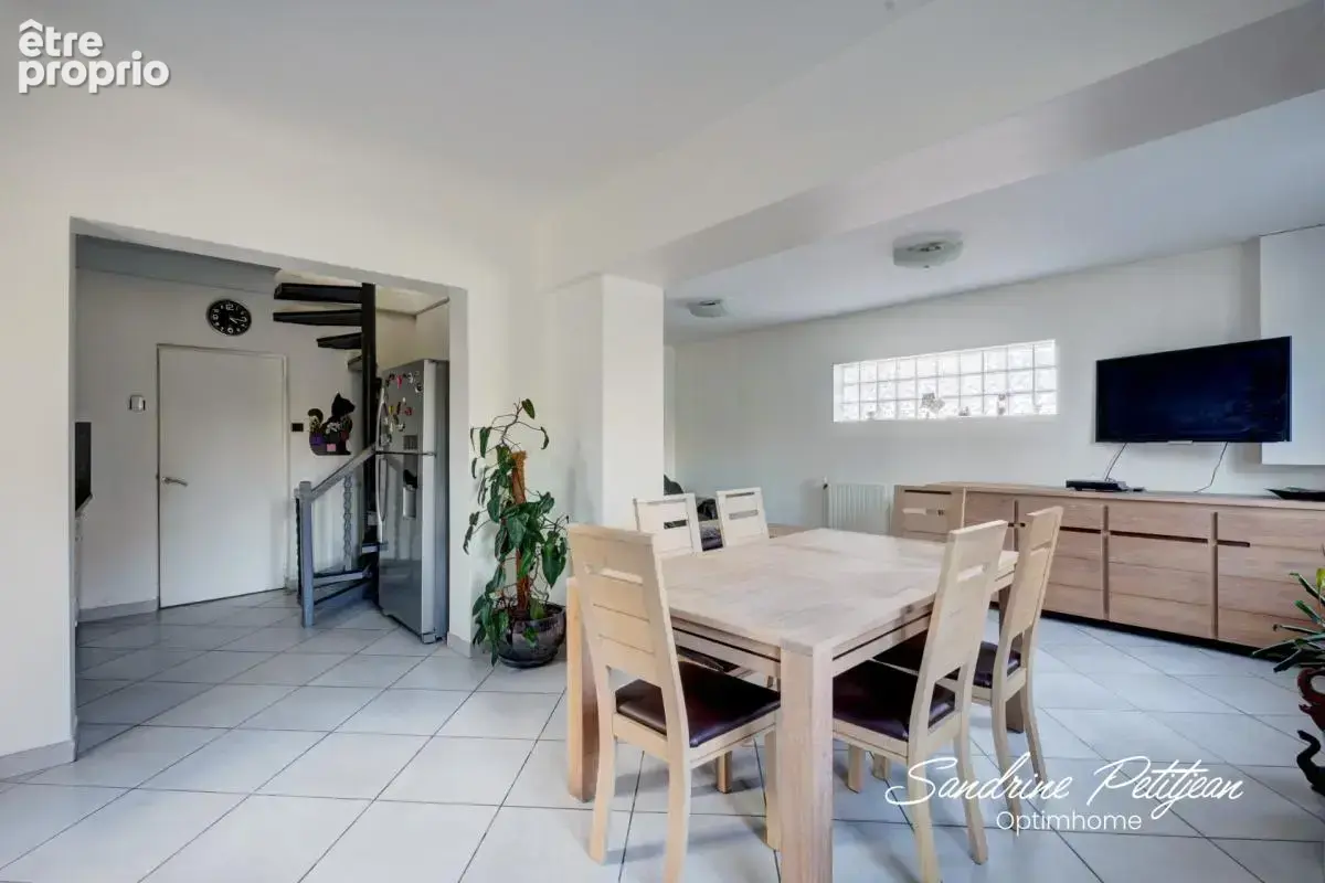 Maison à vendre 94 m² - 5 pièces - parcelle 469 m² - Vaulx en Velin Secteur Rize - photo 5