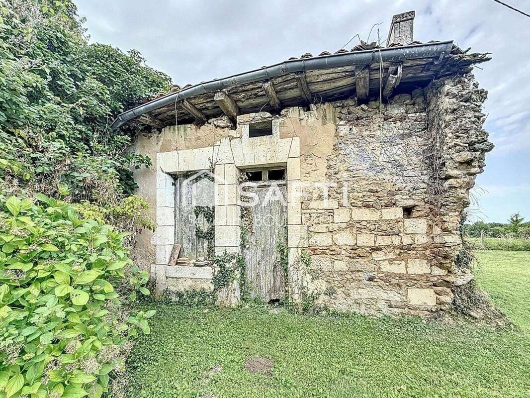 Maison 75 m² à Grassac  - photo 6