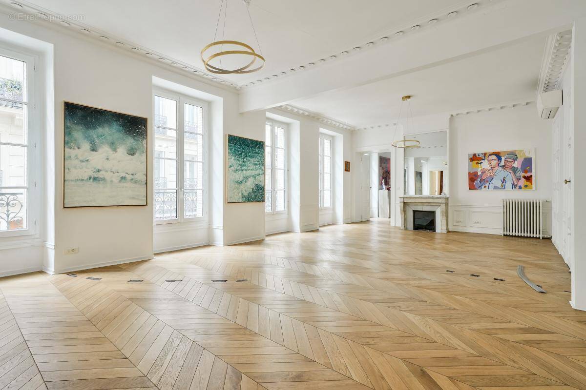 Commerce à PARIS-8E
