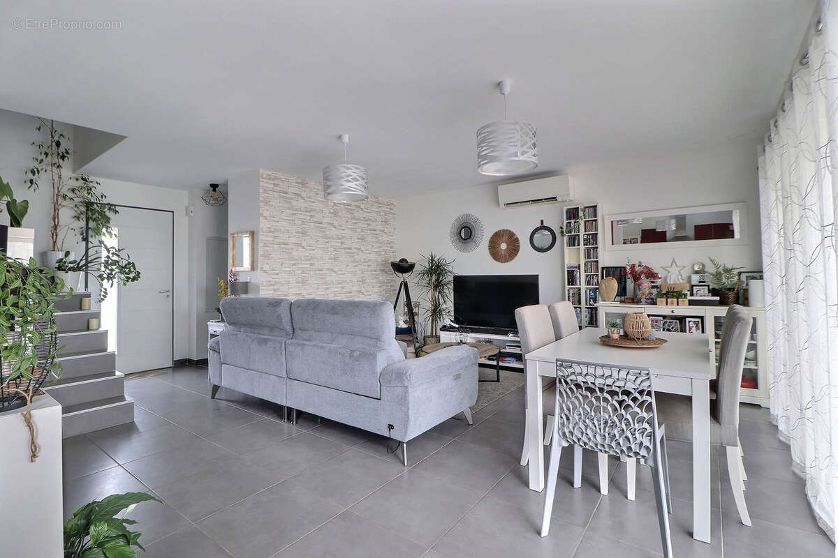 Maison à SAINT-BRES