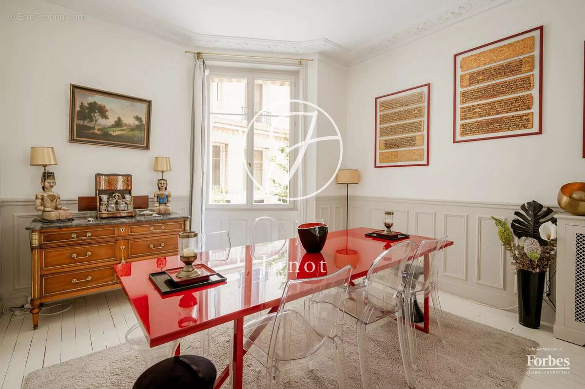 Appartement à PARIS-16E