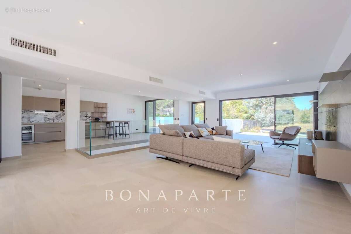 SAINT-TROPEZ - GASSIN [VILLE] – Exclusivité : Superbe villa-appartement en duplex avec vue mer exceptionnelle - photo 5