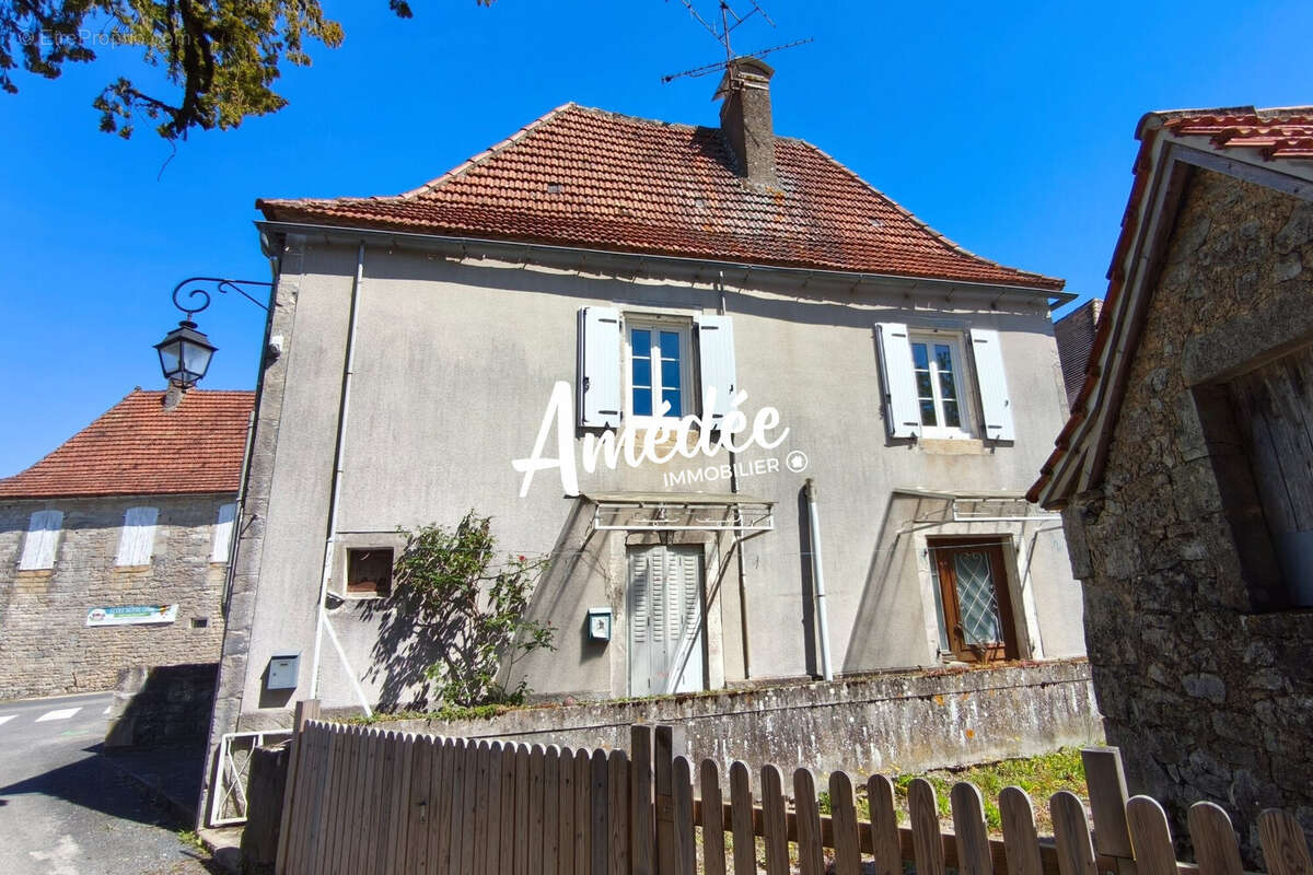 Maison à MAYRINHAC-LENTOUR