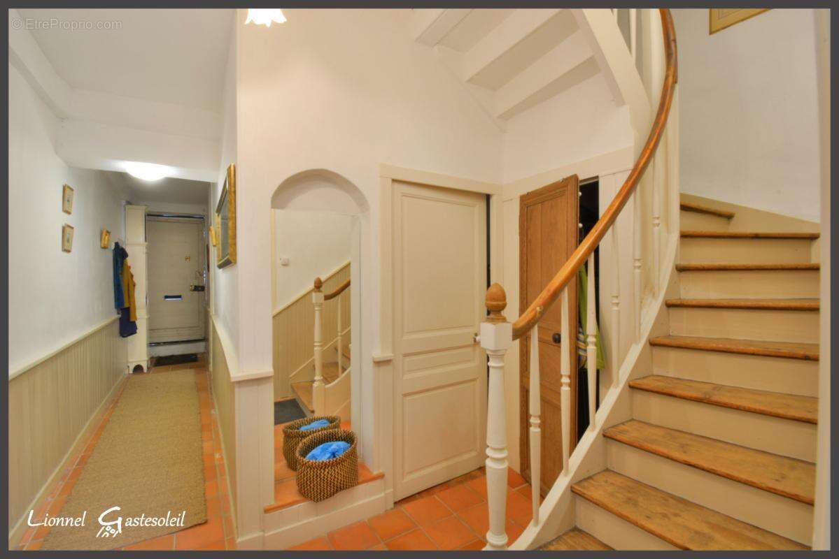 Maison à vendre 3/4 chambres à colombages au cœur de la bastide, idéale pour vivre ou investir à deux pas de la Dordogne à SAINT - photo 2