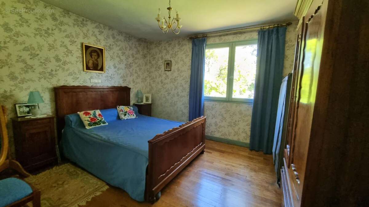 Maison à SAINT-PIERRE-DE-CHIGNAC