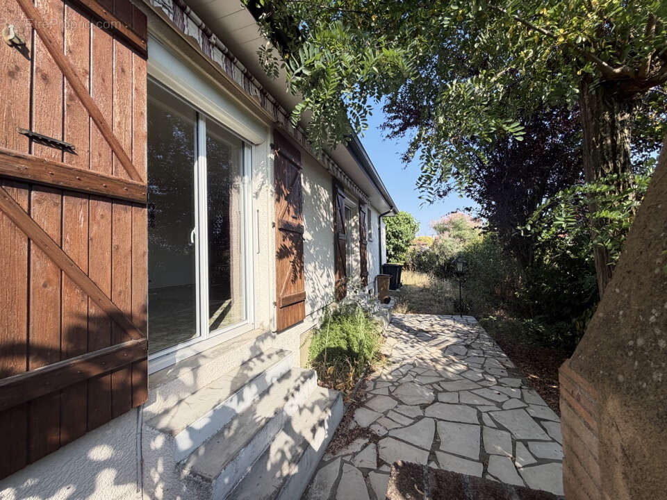 MAISON T5 avec garage (205 M2 de surface utile) et jardin de 544 M2 à Vendre (31270 CUGNAUX) - photo 9