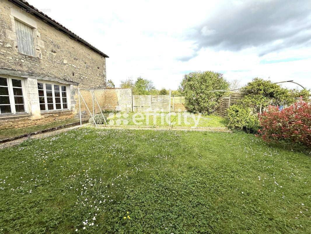 Maison 160 m² à Aunac  - photo 18