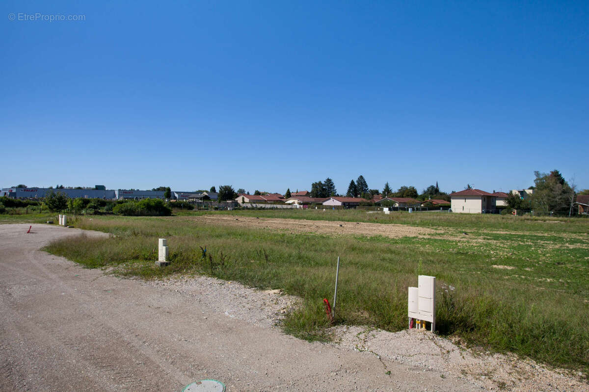 Terrain à SAINT-GENIS-SUR-MENTHON