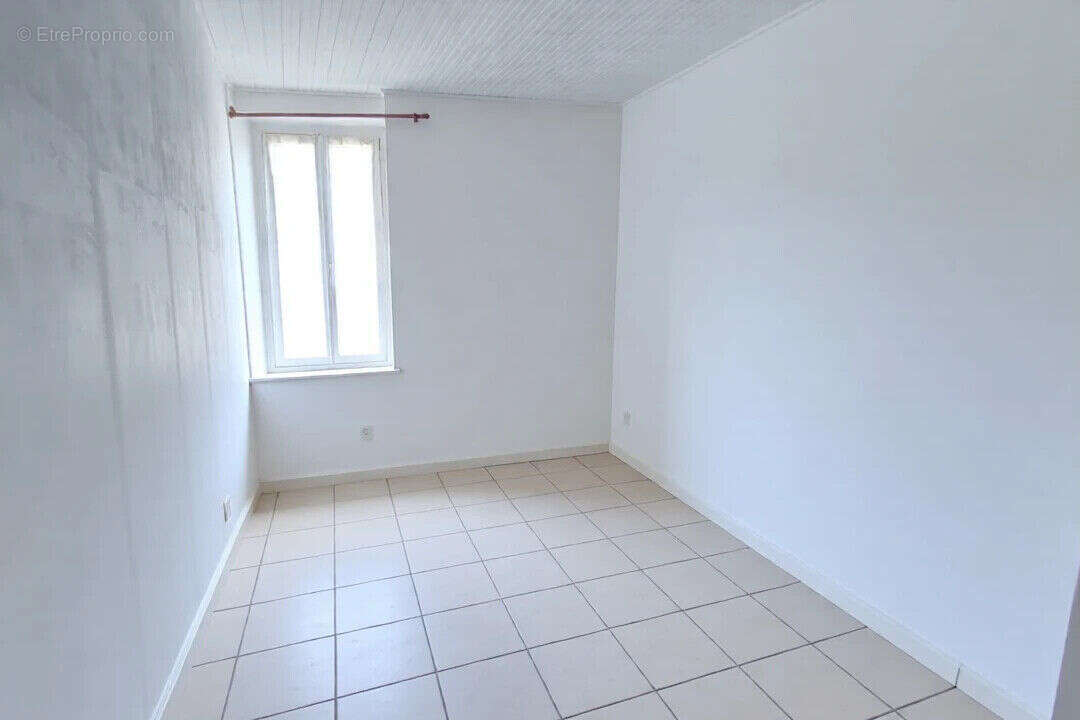 Mouriès, immeuble mixte de 240 m² avec deux logements et local commercial . - photo 8