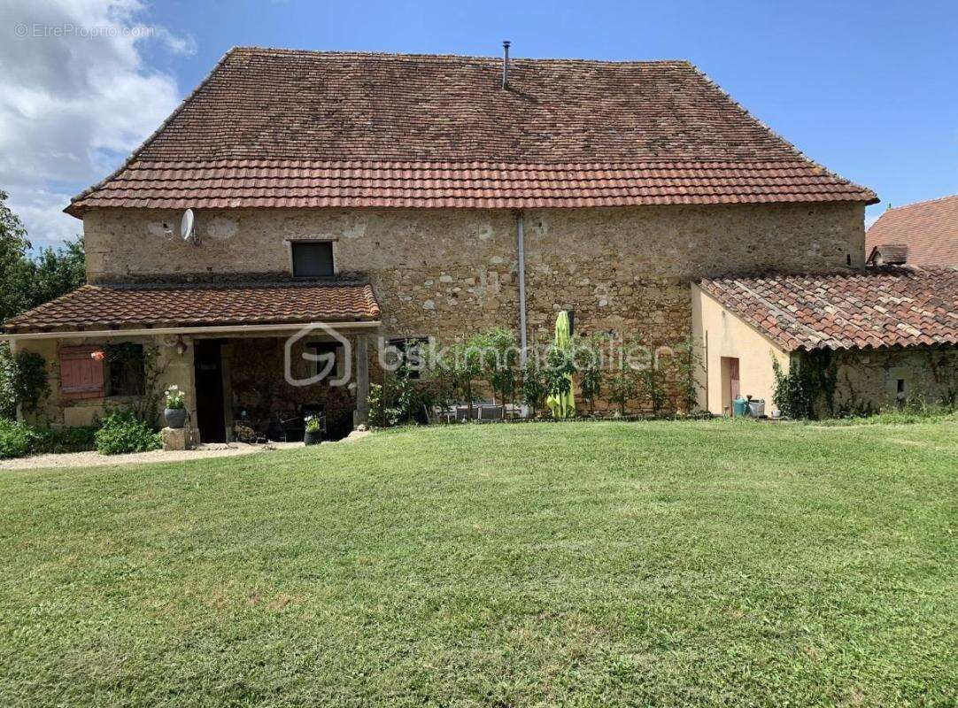 Ensemble de bâtiments en pierre composé d’une maison d’habitation, d’un gîte, d’un pool house, de deux ateliers et de deux sécho - photo 10