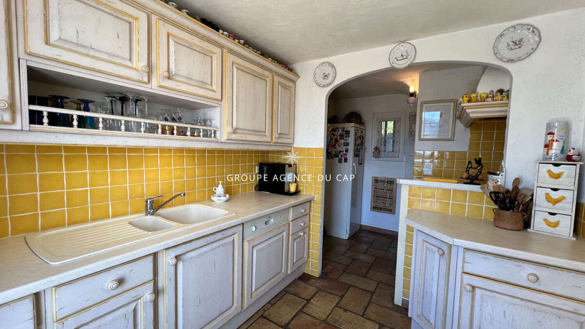 À vendre villa de 7 pièces avec piscine et grande terrasse offrant une vue mer sur le golfe de saint-tropez, aux issambres - photo 5