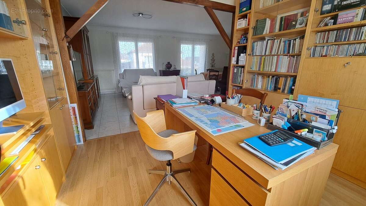 espace bureau aménagé - Maison à FONTAINE-LE-COMTE